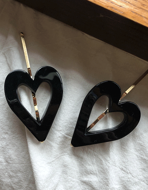 black heart pin (3 colors)